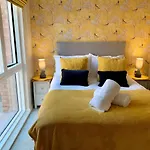 City Centre Garden View Getaway For 2 Free Onsite Parking